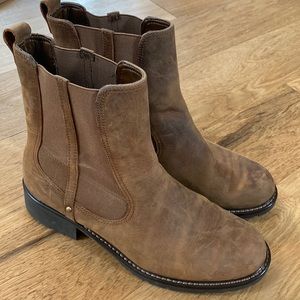 EUC Clark’s Orinoco short brown boots Women’s size 9
